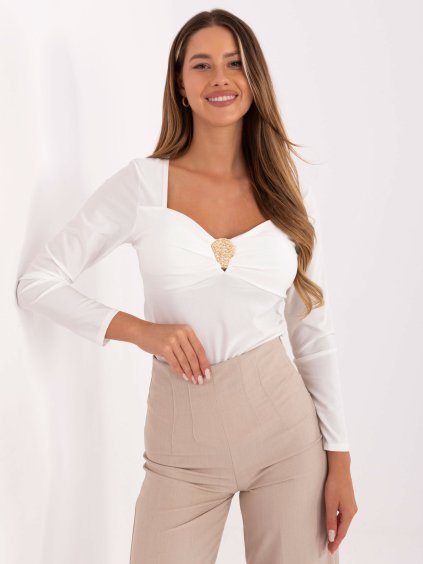 Biela dámska blúzka s ozdobnou brošňou a vystuženými košíčkami