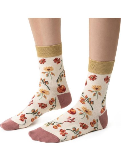 Smotanové dámske bavlnené ponožky s jesenným motívom Art.017