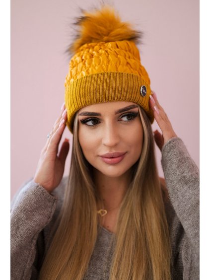 Horčicová dámska zimná čiapka s prešívaním a brmbolcom