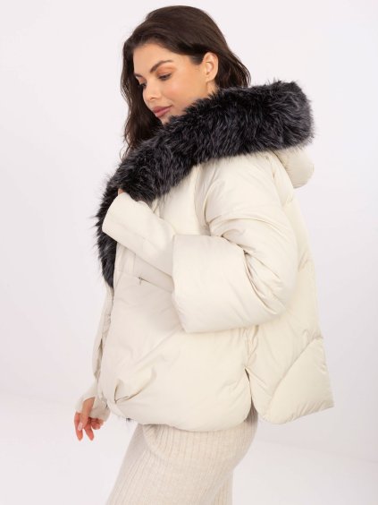 Smotanová dámska zimná prešívaná bunda s kožušinou na kapucni