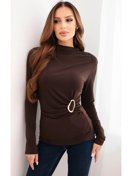 Tmavohnedá elegantná blúzka s riasením a dekoratívnou sponou