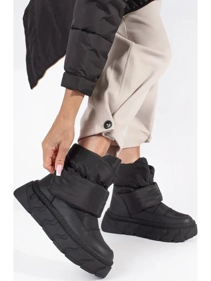 (Veľ. 39) Čierne zateplené dámske snehule a hrubej podrážke