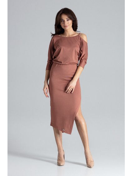 Pôvabné šaty s výkrojkami na ramenách