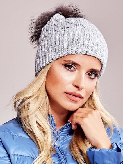 Šedá dámska čiapka so strapcom