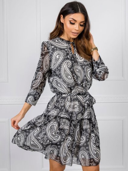 Dámske čierne šaty so vzormi