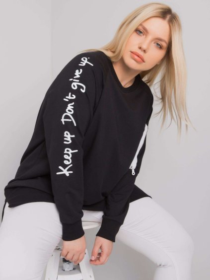 Čierna mikina s nápismi na rukávoch