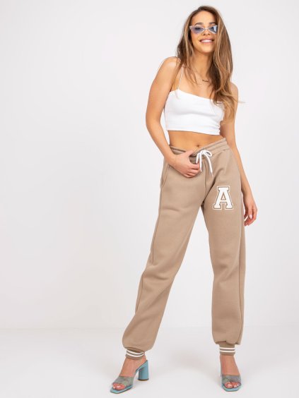 Tmavobéžové tepláky s písmenom "A"