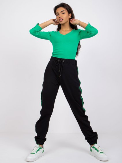 Čierne tepláky so zeleným pruhom