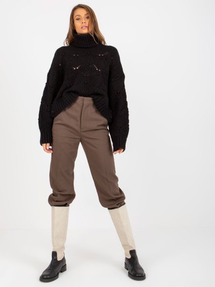 Čierny dierovaný sveter s rolákom