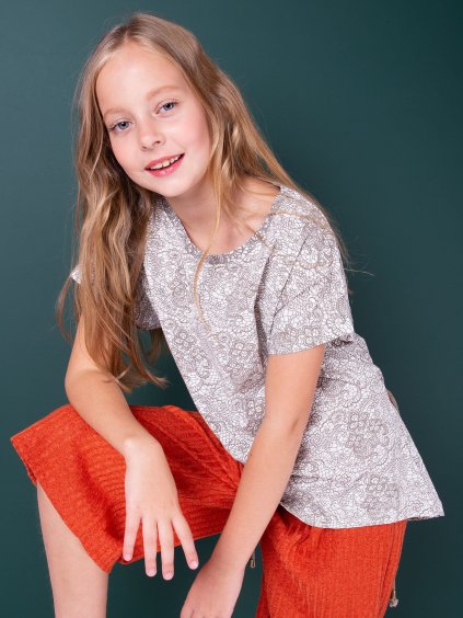 Smotanové dievčenské tričko so vzormi