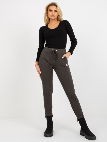 Khaki tepláky s vreckami a nášivkou