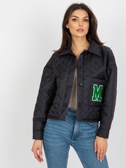 Čierna prešívaná prechodná bunda s nášivkou