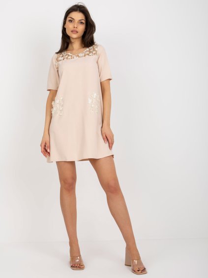 Smotanové mini šaty s kvetinovou aplikáciou