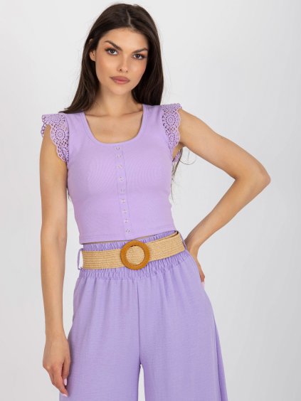 Svetlofialová krátka rebrovaná blúzka s čipkou