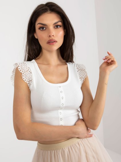 Smotanová krátka rebrovaná blúzka s čipkou