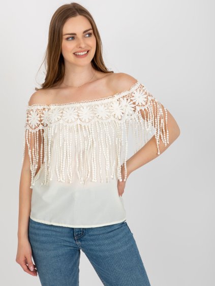 Svetlobéžová blúzka so spadnutými rukávmi a strapcami