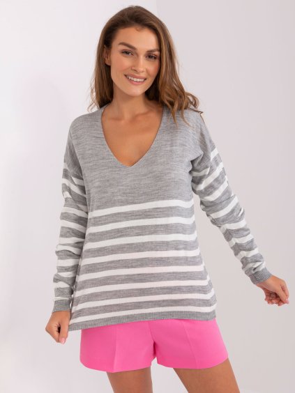 Sivý sveter s pruhmi