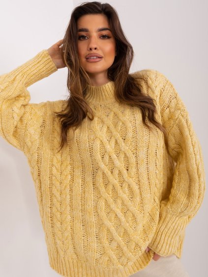 Svetložltý pletený sveter