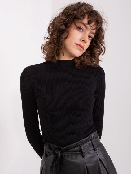 Čierne tričko so stojačikom