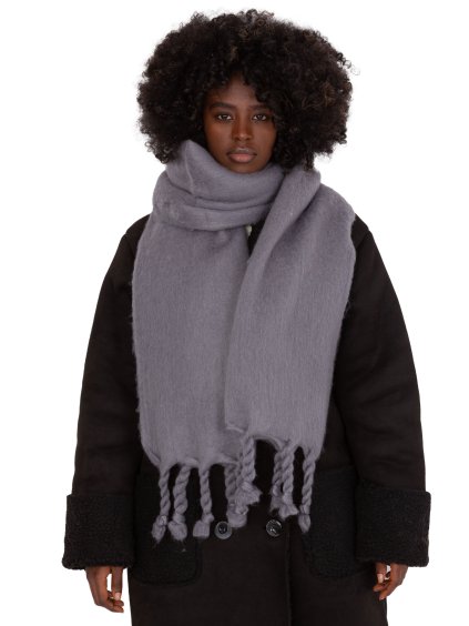 Sivý šál so strapcami