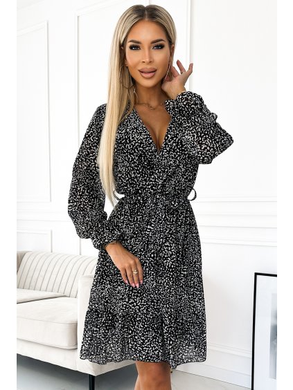 Čierno-biele šifónové vzorované šaty s hlbokým výstrihom