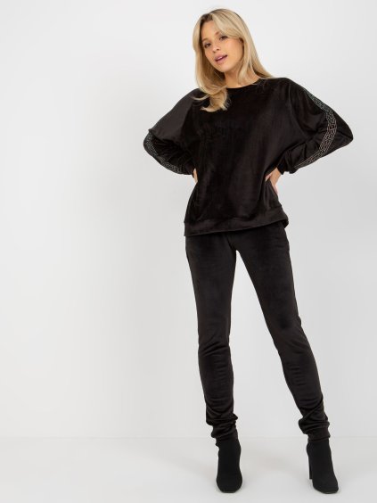 Čierna velúrová súprava s kamienkovou aplikáciou