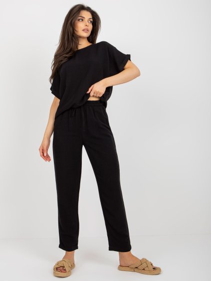 Čierna súprava nohavíc a trička s krátkym rukávom