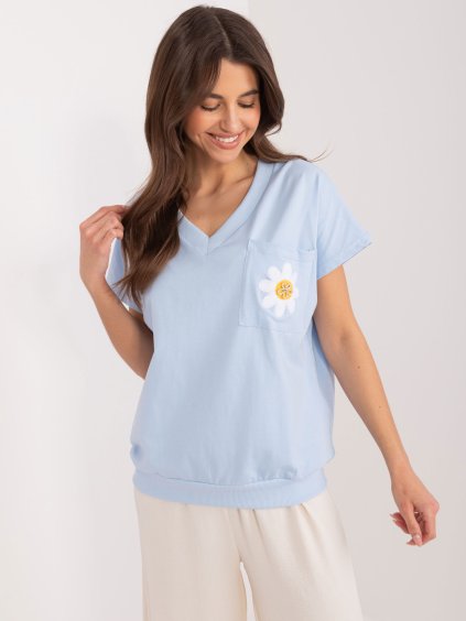 Svetlomodré tričko s výstrihom a výšivkou na vrecká