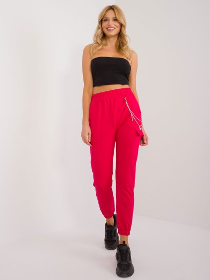 Červené tepláky s vreckami a ozdobnou retiazkou