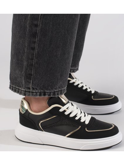 Čierne sneakersy so zlatými detailmi
