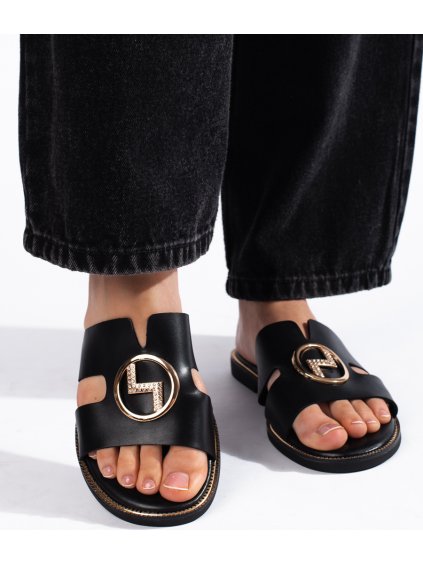 Čierne ploché šľapky so zlatou ozdobou