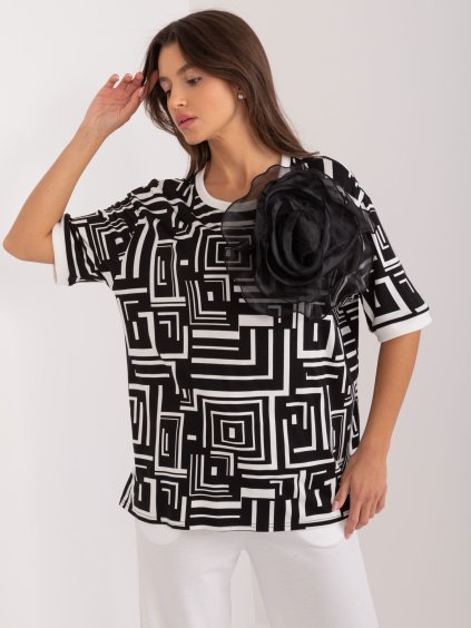 Čierno-biela elegantná blúzka s geometrickým vzorom a kvetinovou brošňou