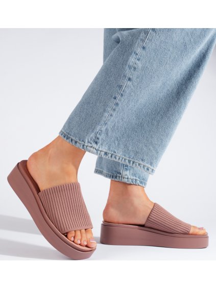 Ružové šľapky na kline