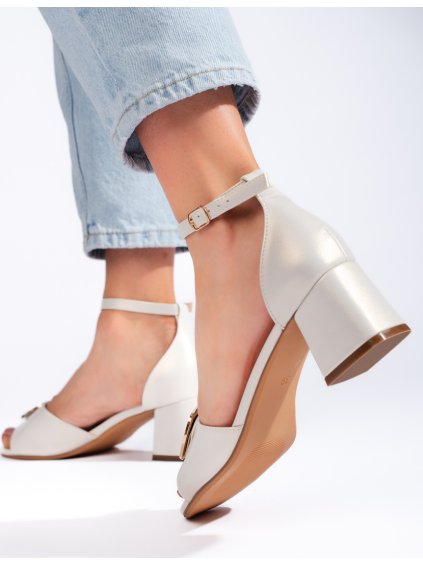 Svetlosivé sandále na podpätku