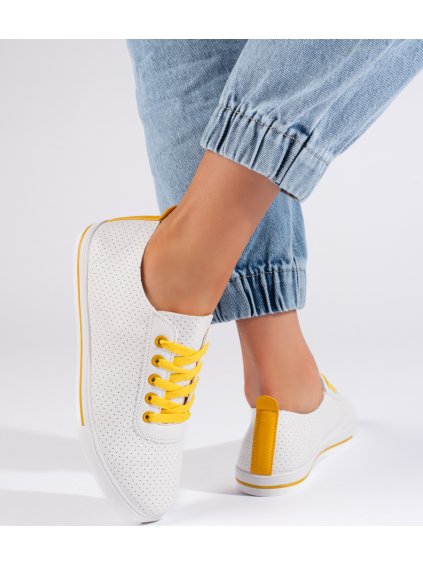 Biele dierované tenisky so žltými šnúrkami
