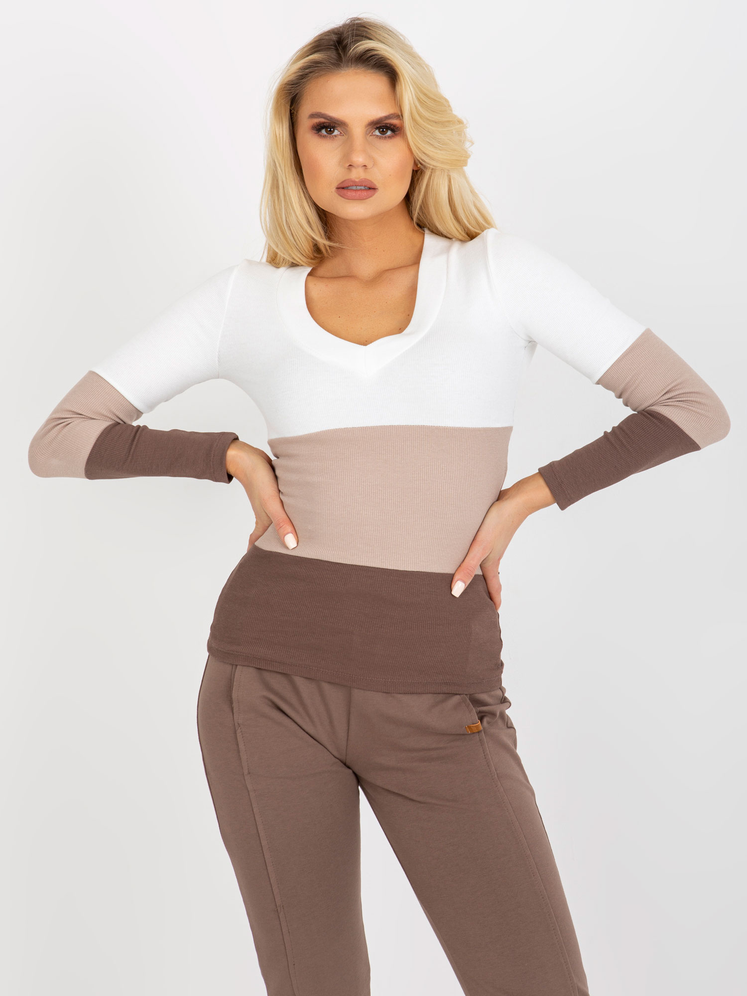 Hnedo-biele dámske tričko s výstrihom RV-BZ-8431.31X-white-brown Veľkosť: S