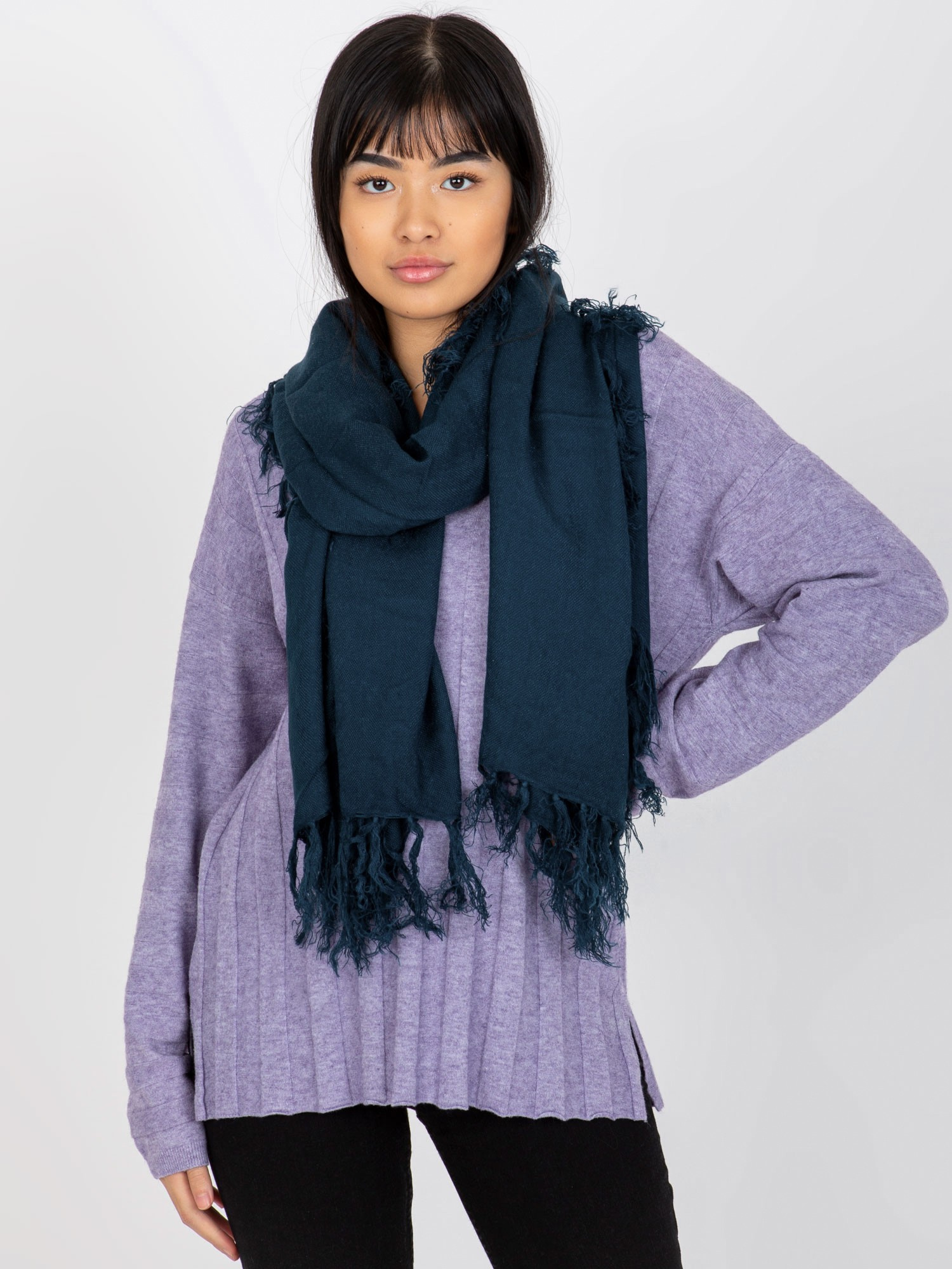 Tmavomodrý šál so strapcami AT-SZ-1285.65P-sea Veľkosť: ONE SIZE