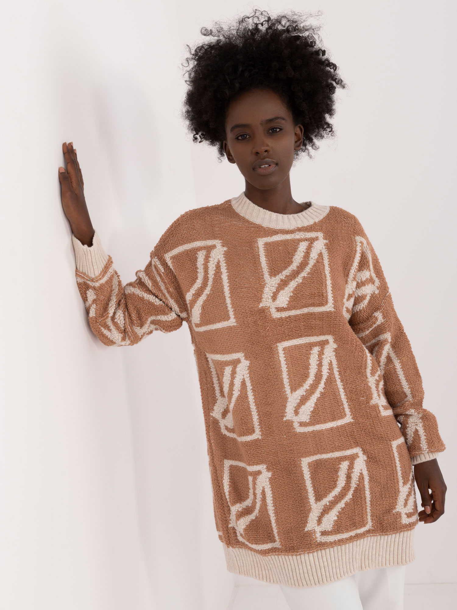 Hnedý voľný sveter so vzormi BA-SW-0277.02-camelowy Veľkosť: ONE SIZE