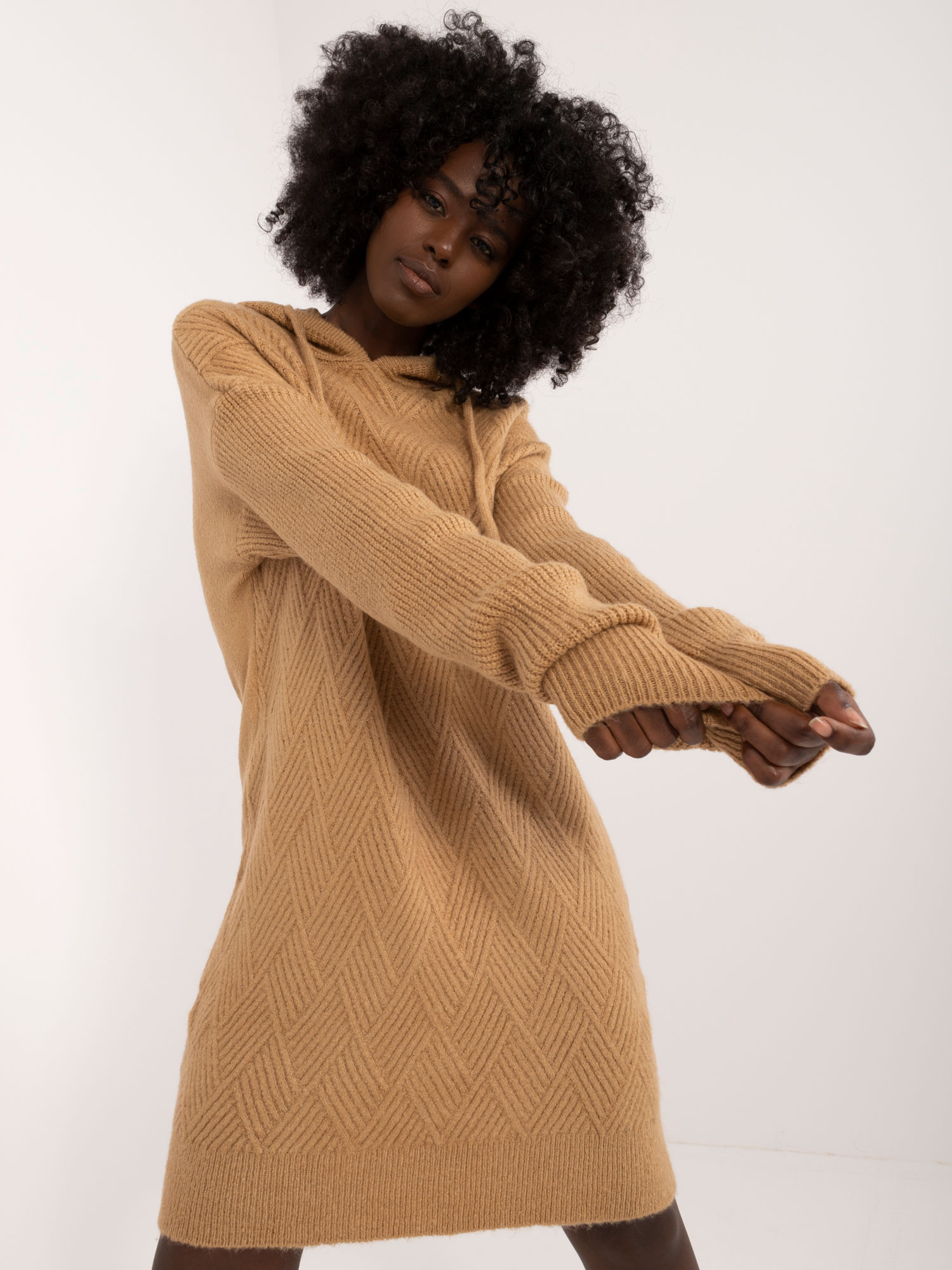 Svetlohnedé svetrové šaty s kapucňou BA-SW-0582.27-camel Veľkosť: ONE SIZE