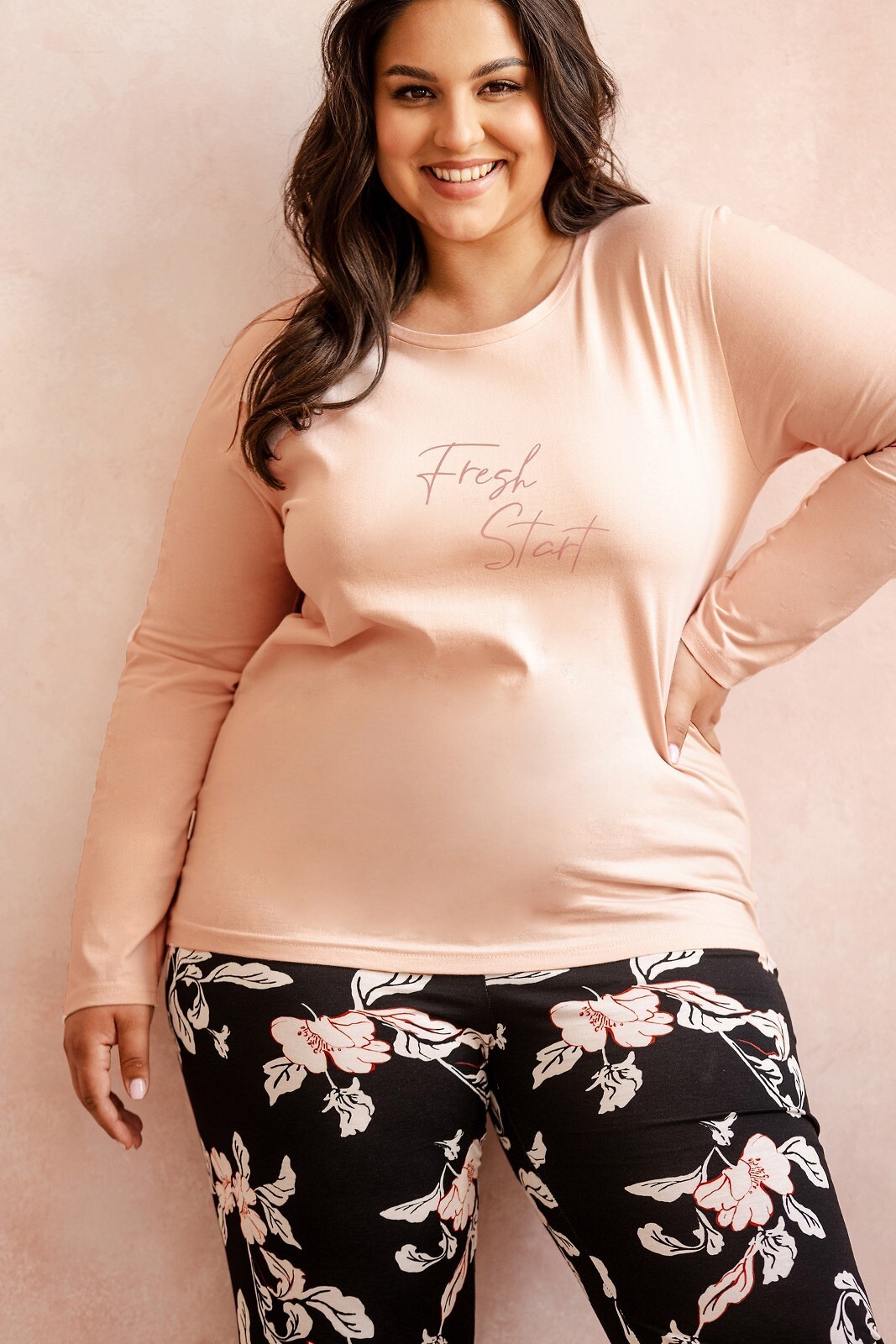 Púdrovo-čierne pyžamo Taro Katie 3255 dł/r S-XL Z25 Veľkosť: 2XL, Barva: púdrovo-béžová