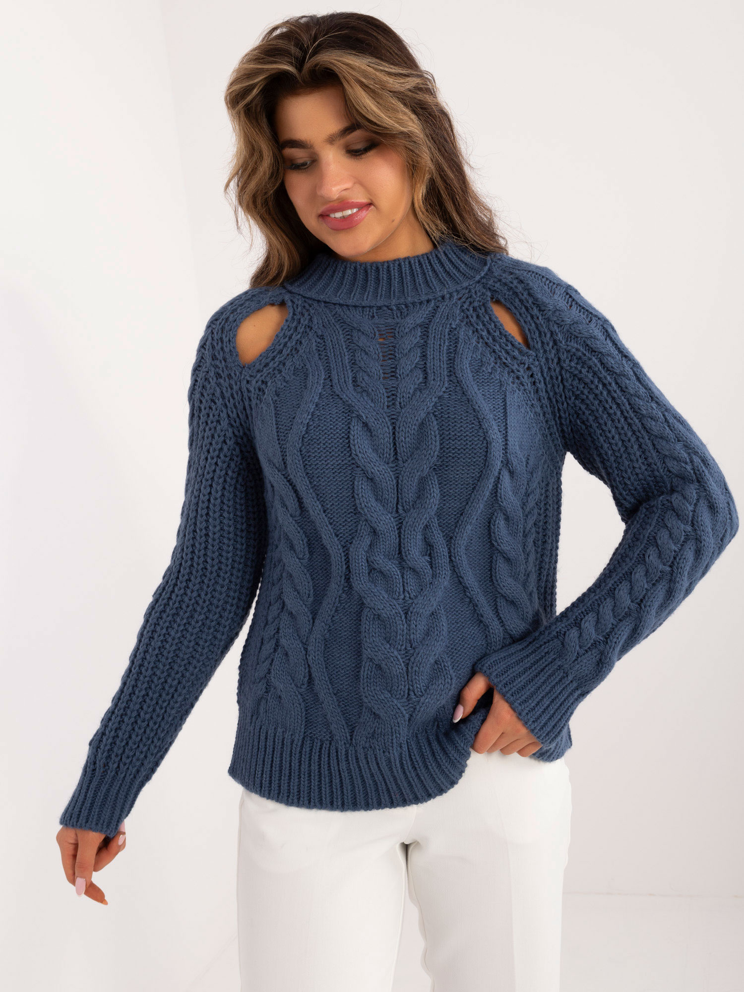 Tmavomodrý vrkôčikový sveter s výkrojmi BA-SW-1560.19-tmavo modrý Veľkosť: ONE SIZE