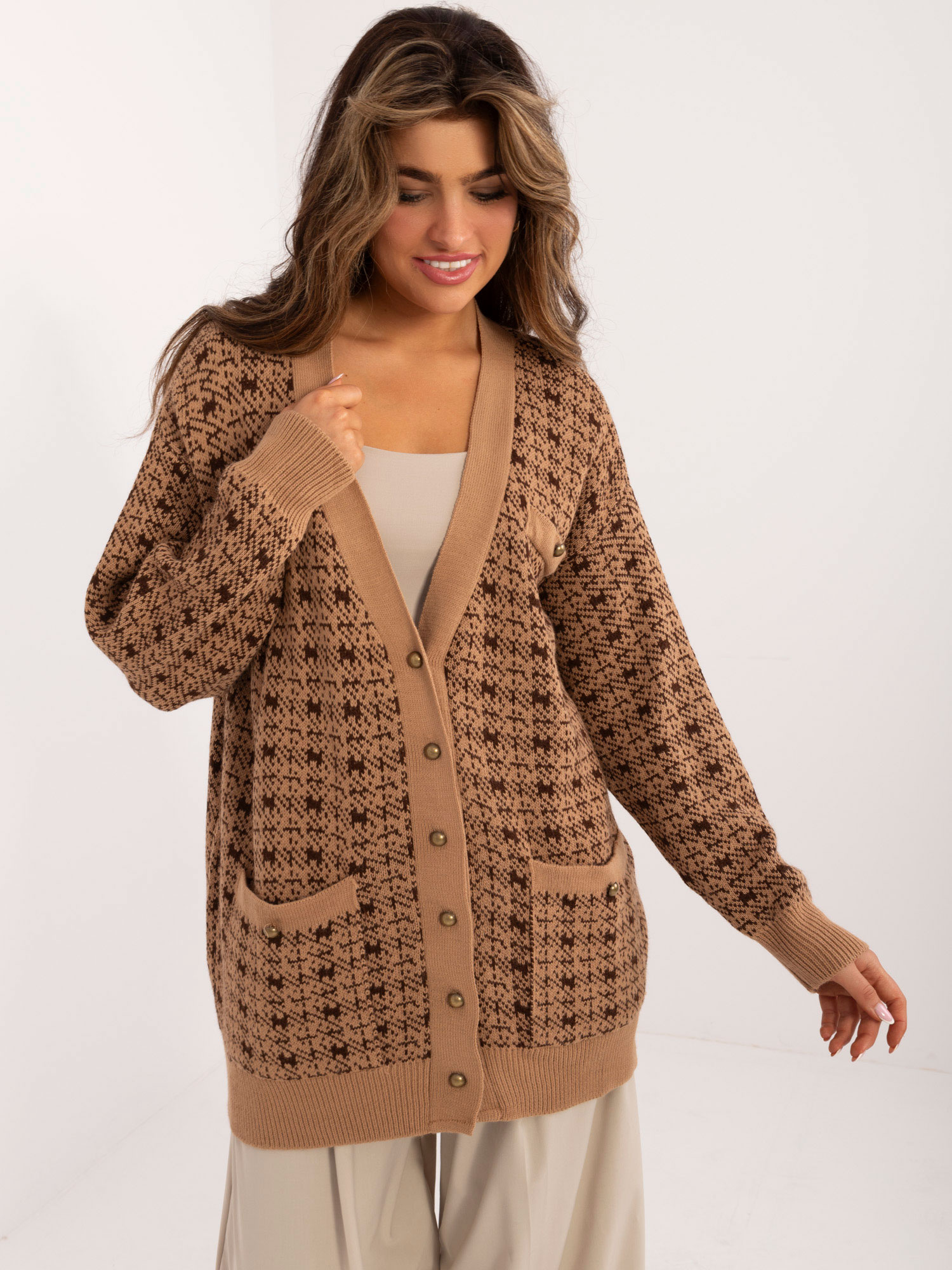 Hnedý vzorovaný kardigán so zapínaním BA-SW-0533.21-camelowy Veľkosť: ONE SIZE