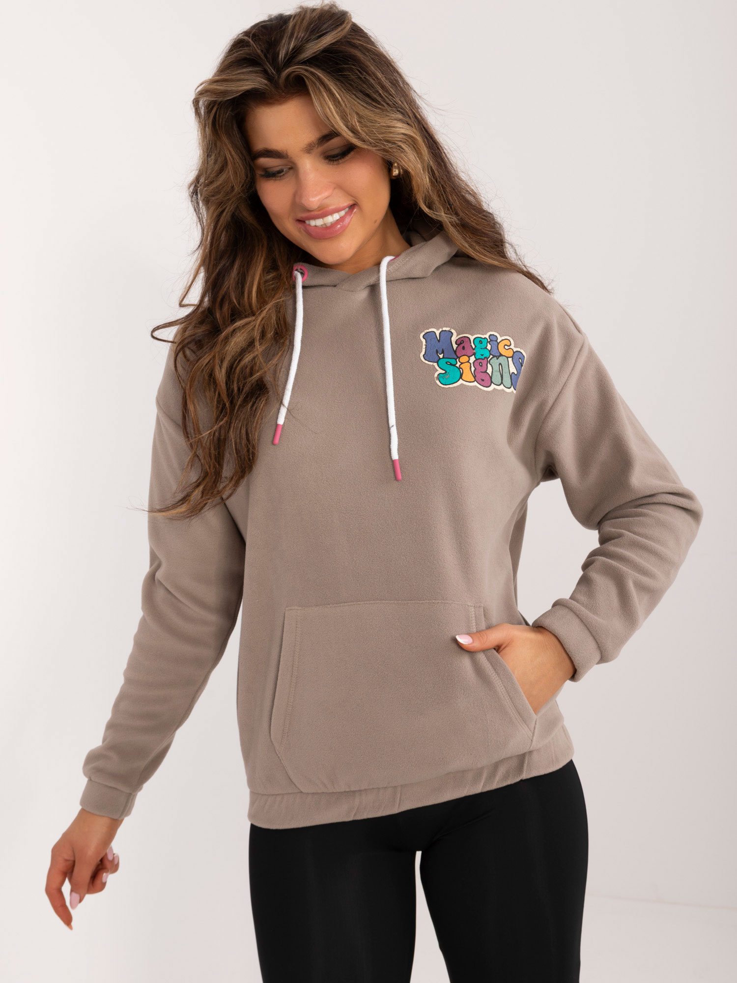 Tmavobéžová mikina s kapucňou a potlačou na chrbte D20005M02679A-ciemny bezowy Veľkosť: M