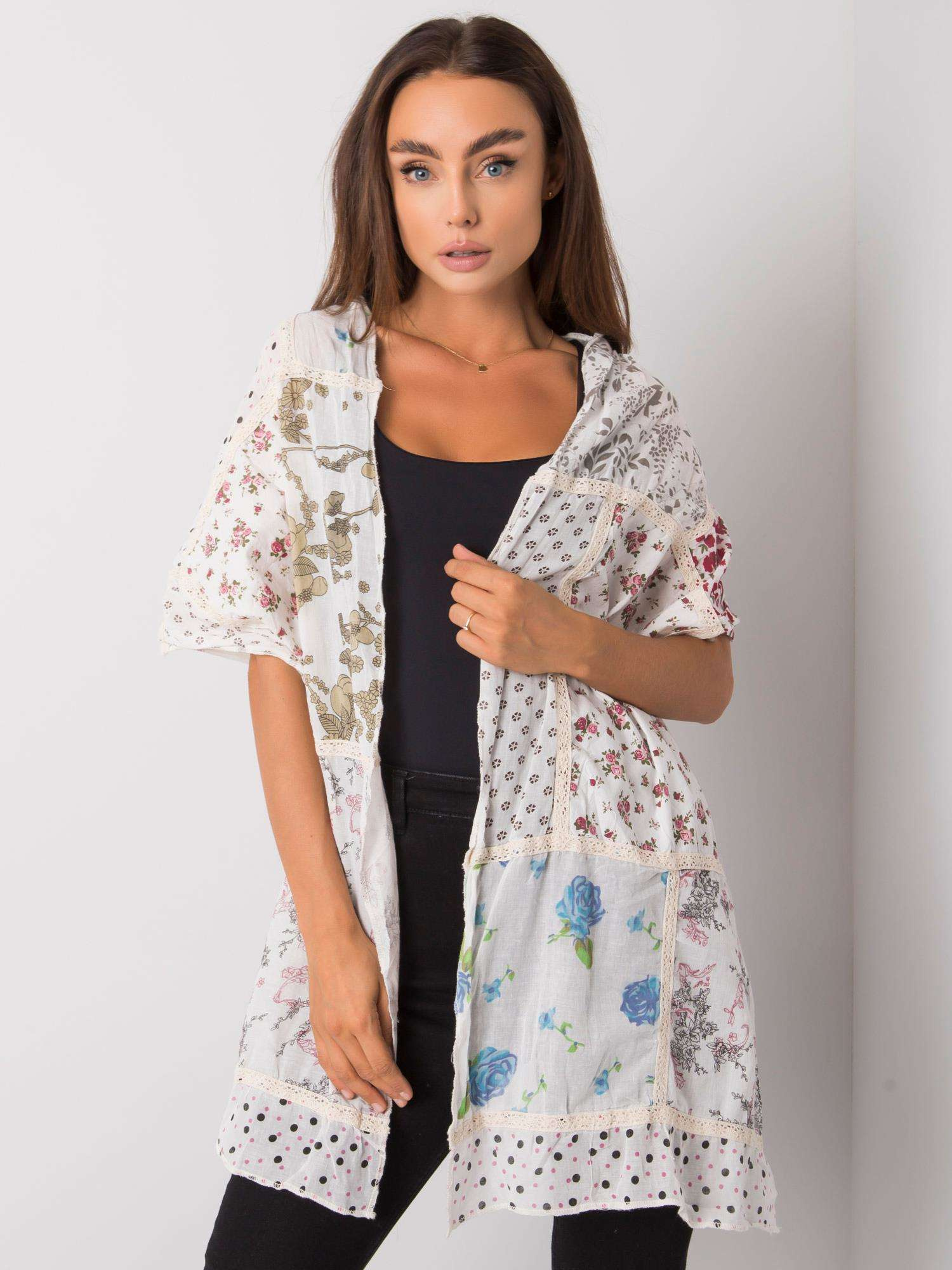 Biela vzorovaná šatka s kvetmi AT-CH-0772-white Veľkosť: ONE SIZE