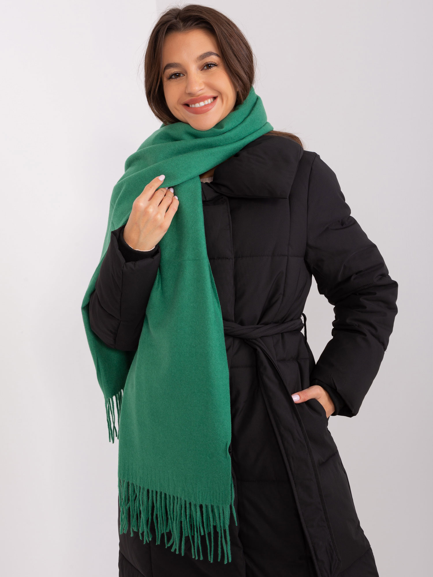 Tmavozelený šál so strapcami AT-SZ-23185.93P-dark green Veľkosť: ONE SIZE