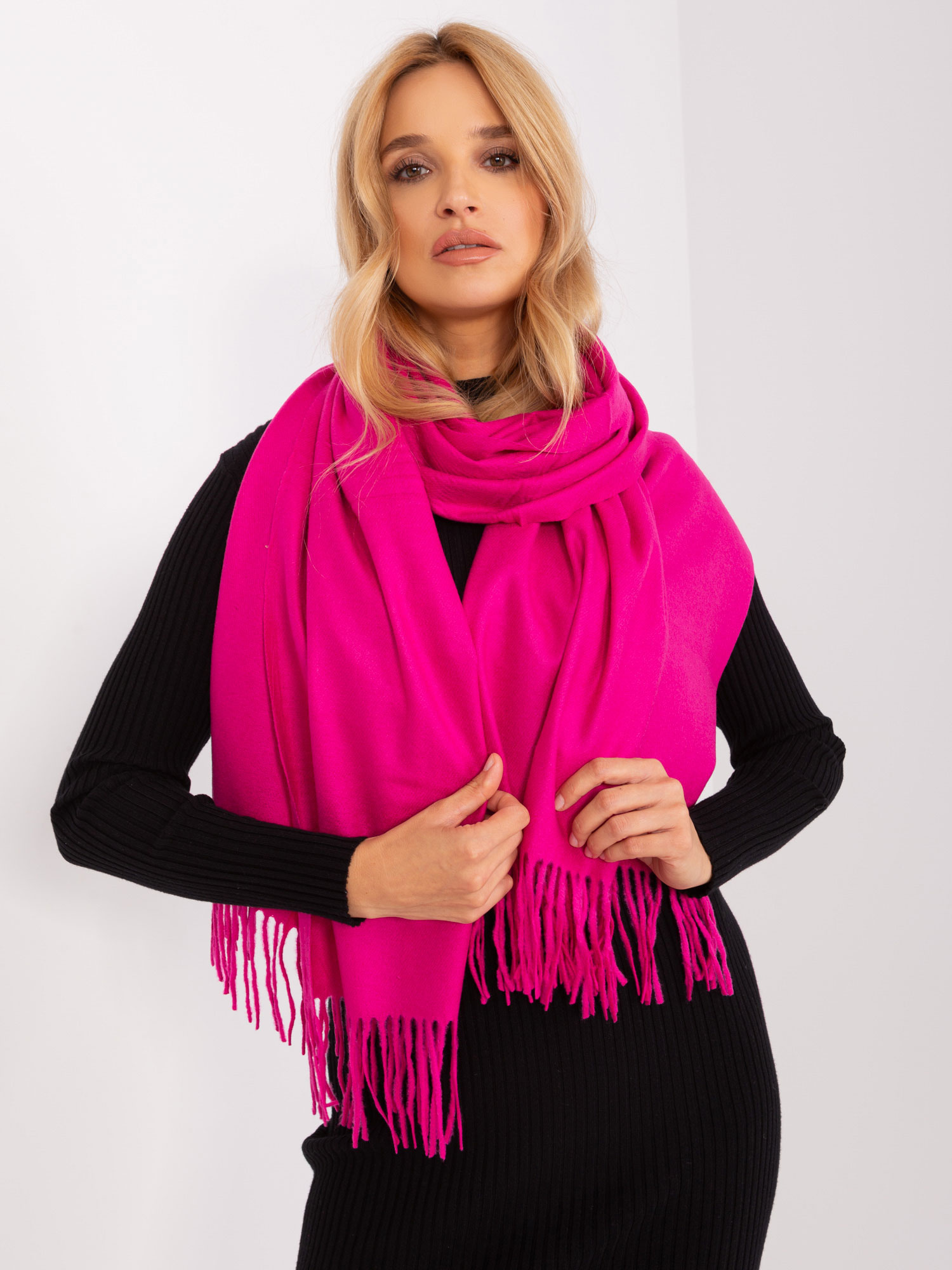 Tmavoružový šál so strapcami AT-SZ-23185.93P-dark pink Veľkosť: ONE SIZE
