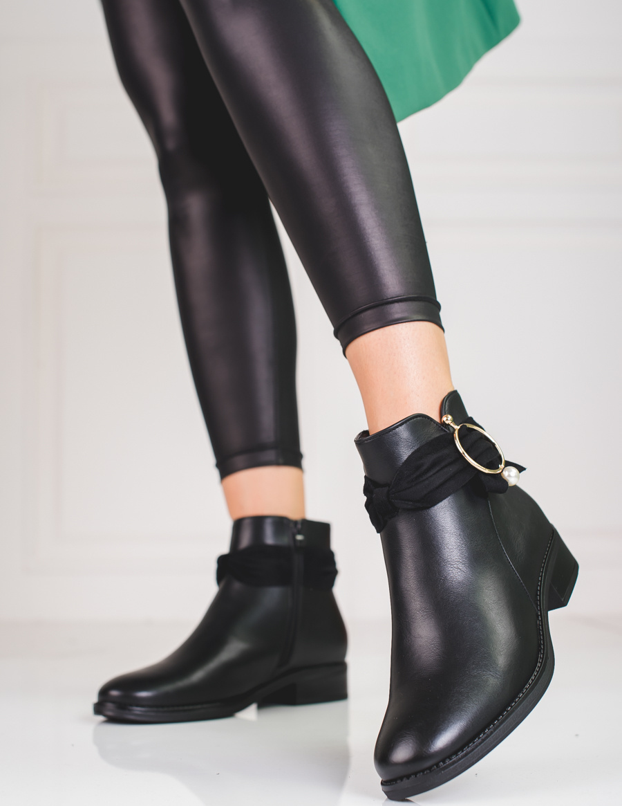 Čierne členkové topánky na plochom podpätku HF272B Veľkosť: 36