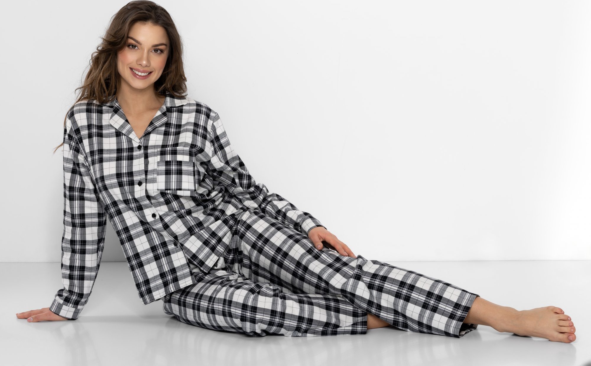 Čierno-biele kárované teplé pyžamo Stay Warm Veľkosť: L