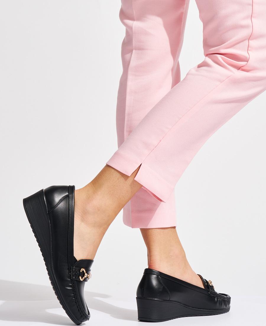 Čierne dámske mokasíny na kline so zlatou ozdobou JU065B Veľkosť: 36