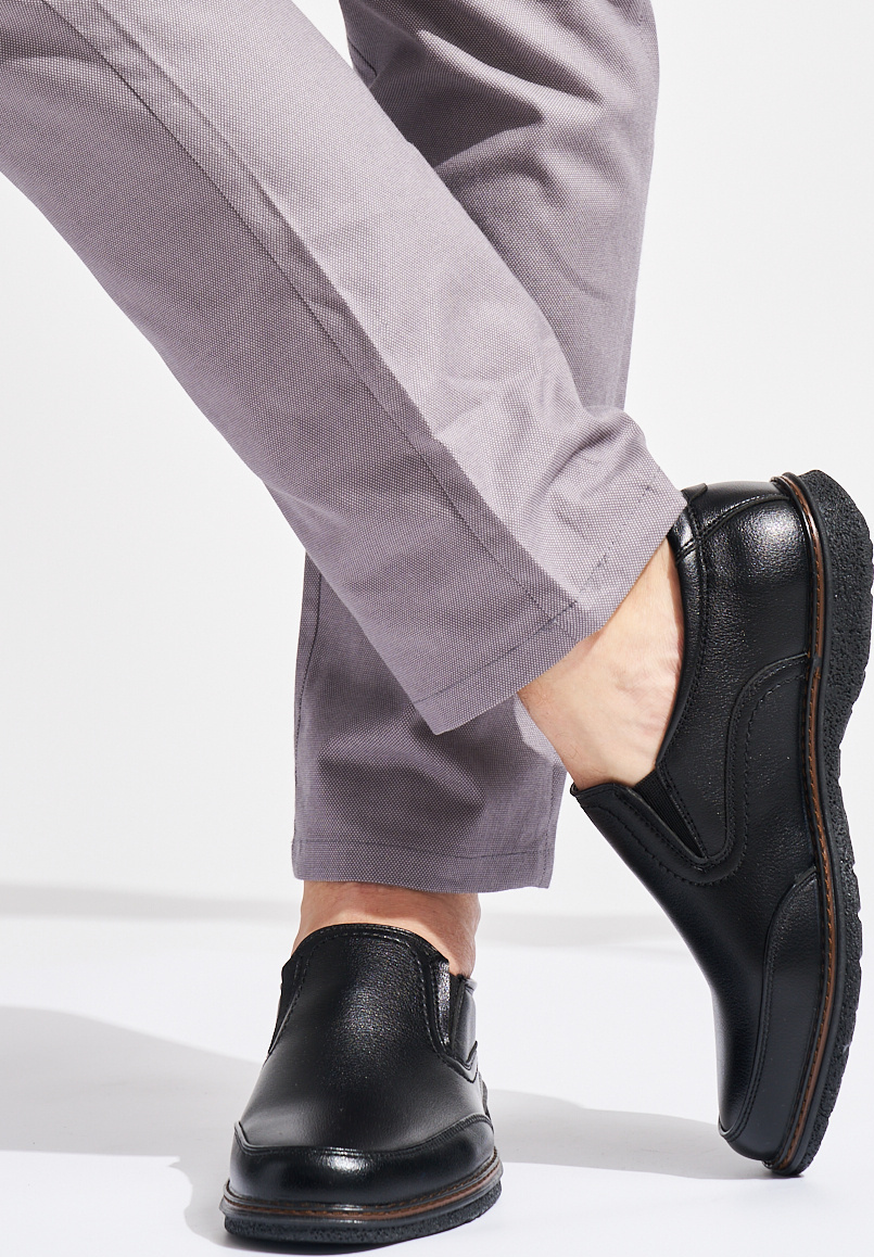 Čierne nazúvacie poltopánky S5556-0H-B-M Veľkosť: 43